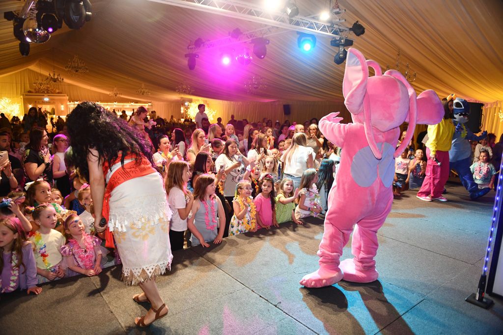 Lilo and Angel facing crowd of girls